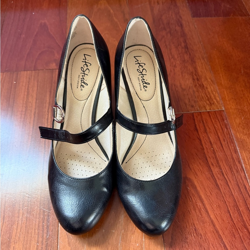 Pandora Black Heels with Rounded Toe and Smooth Finish